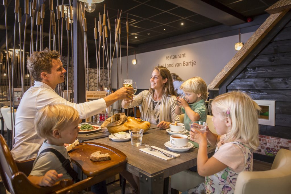 Restaurant Het Land van Bartje Gezin dineert in Restaurant Het Land van Bartje